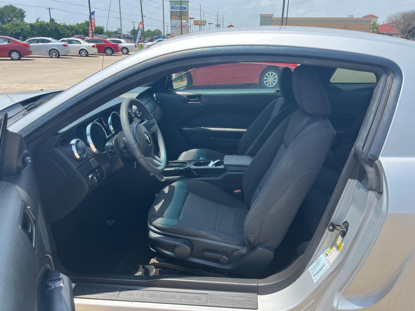 2007 SILVER /gray Ford Mustang (1ZVFT80N475) , Automatic transmission, located at 14700 Tomball Parkway 249, Houston, TX, 77086, (281) 444-2200, 29.928619, -95.504074 - Photo#8